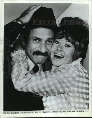 1970 Press Photo Actor Herschel Bernardi With Sue Ane Langdon - Hcp19516 • $15.99