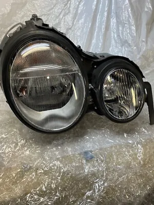 Like New Right HID Xenon Headlight For 97-99 Mercedes W210 E320 E430 2108205061 • $625