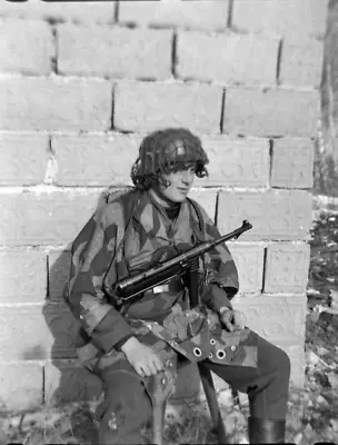 German WW II Photo ------Soldier With MP40 Machine Gun  • $3.99