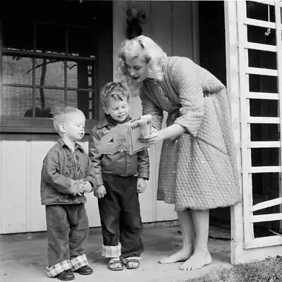 $7.65 • Buy Actress Irish Mccalla Poses At Home With Kids 1956 OLD PHOTO 4