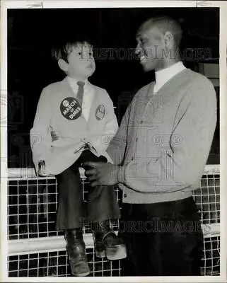 1970 Press Photo Elvin Hayes & March Of Dimes Poster Boy Marty Mim Mack Texas • $16.99