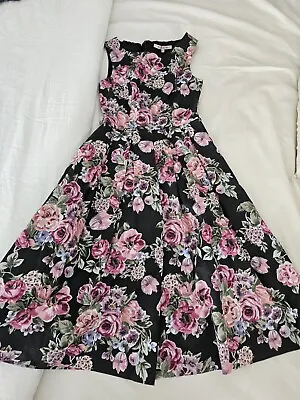 Review Cambridge Dress Size 6 • $85