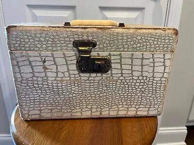 Vintage Makeup Travel Train Case Purchased In The 1950's • $15