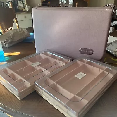 VINTAGE MARY KAY PINK MAKEUP BEAUTY CONSULTANT  COSMETIC CASE & 2 Sample Contain • $35