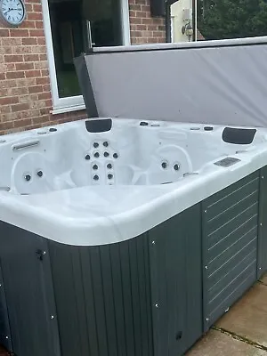 Red Spa Luxury 6 Person Hot Tub • £6000