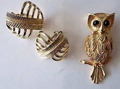 Vintage 1960s Gold Tone OWL Pendant With Black Cabochon Eyes & Clip On Earrings • $3.35