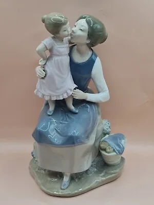 9.5  LLADRO NAO 1978 'The Pampering Mother & Child Daughter' • £79.99