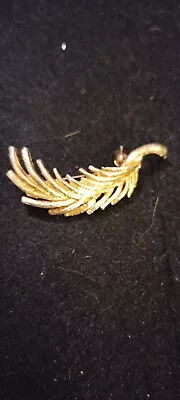 Beautiful Vintage HOLLYWOOD Gold Tone Textured Feather  Brooch • £17.95
