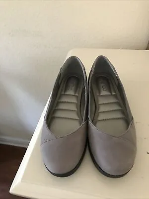 Me Too Bridget12 Women Size 7 Taupe Comfort Flats Preowned But Nice • $16