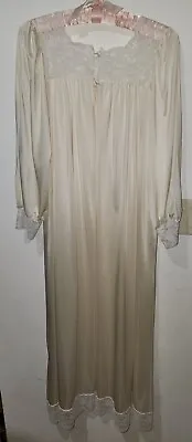 Miss Elaine Open Front Long Robe • $19