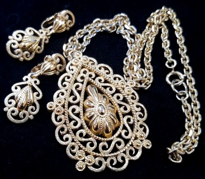 £8.08 • Buy Vintage CROWN TRIFARI Filigree Goldtone Pendant Necklace Drop Clip Earrings Set