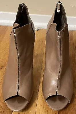 B MAKOWSKY Island Tan Leather Peeptoe Heels Shoes 9 M B. • $20