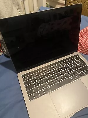 Apple MacBook Pro 13  (256GB SSD 8GB) Laptop - Space Grey (MNEH3BA) • £50