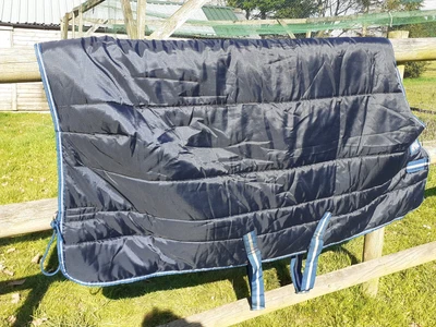 £25 • Buy Horseware Amigo Stable Rug. 350gram 5'9  In Very Good Condition