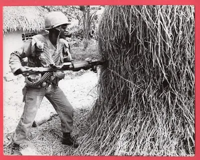 1966 9th Cavalry Trooper In Hue Area Bayoneting Hay Stack For VC 8x10 News Photo • $33.99