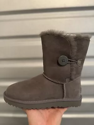 UGG WOMEN BAILEY BUTTON II - GREY - SIZE 6 Brand New With Box Authentic • $110