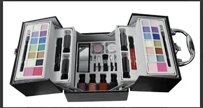 The Color Institute Making Up Is Even Easier Make-up Gift Set • £24.99
