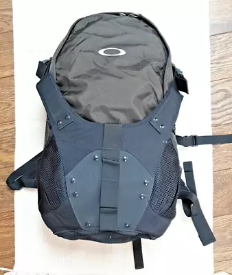 Vintage Oakley 2000’s Icon Static Backpack In Black / Dark Green– NEW • £380