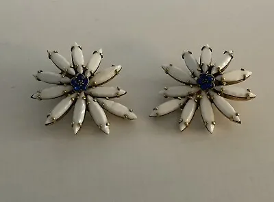 Vintage Weiss White Milk Glass Daisy Flower Earrings Clip On • $15