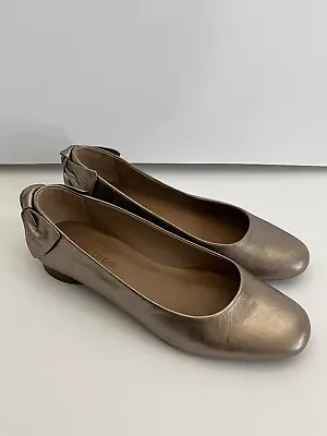 Bernardo Eloise Bow Ballet Flats In Gold Platinum Metallic Leather Size 7M • $49.99