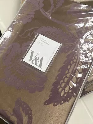 V&A Double Quilt Cover And Four Pillowcases • £50