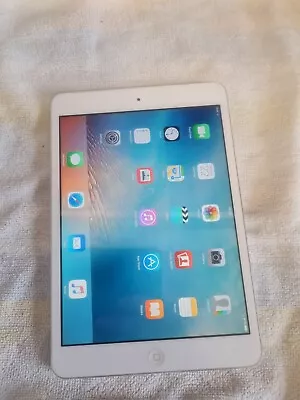 Apple IPad Mini 1st Gen. 16GB Wi-Fi 7.9in - White & Silver • £4.99