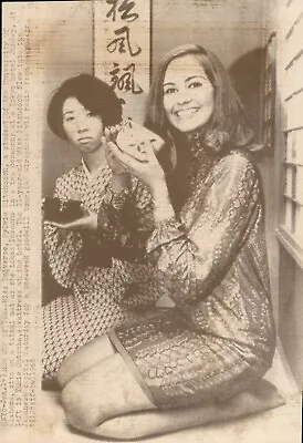 LG967 1968 AP Wire Photo MISS UNIVERSE SYLVIA HITCHCOCK TEA LESSONS IN TOKYO • $20