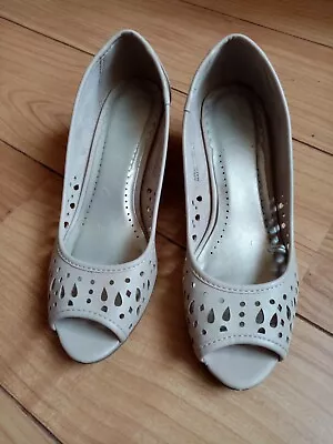 £5.50 • Buy GC Sole Comfort Stone Colour PeepToe Court Shoes Sz 4 Heel Approx 5.5cm