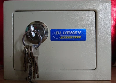 £20 • Buy Small Steel Safe. 3 Keys. 