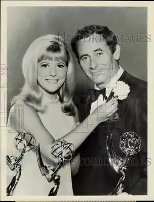 1967 Press Photo Meredith MacRae And Joey Bishop With Emmy Awards - Kfp14823 • $16.99