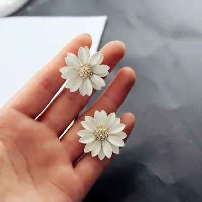Pretty Big White Daisy Stud Earrings With Crystal 50s 60s 70s Retro • £5.74