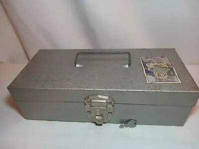 VINTAGE EAGLE LOCK CO GRAY METAL CASH RECEIPTS BOX W/KEY AND STICKER UNLOCKED  • $38.99