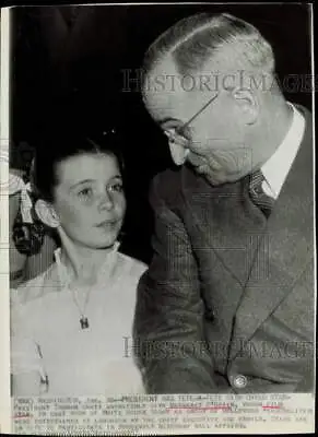 1946 Press Photo President Truman And Margaret O'Brien Chat At White House. • $16.99