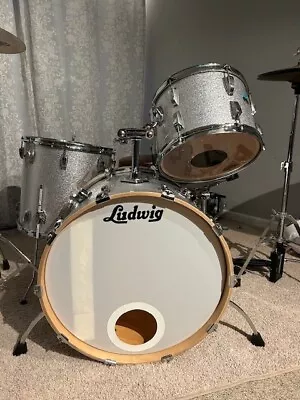 Gorgeous Ludwig Silver Sparkle Drum Kit • $1195