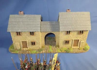 28mm WARGAMES 2 MEDIEVAL TYPE BUILDINGS WITH A CENTRAL ARCH  Set 57 • £25