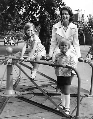 1976 Press Photo Actress Janette Scott + Children London Park Mel Torme Custody • £18.99