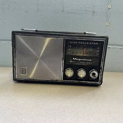 Vintage Magnavox HOLIDAY / NINE TRANSISTOR / AM FM RADIO. Model FM-94 (untested) • $35