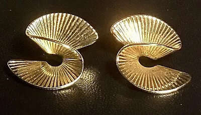 Beautiful! Vintage AVON Designer Signed Ribbed Twisted Gold Tone Pierced Earring • $0.99