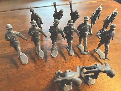 Louis Marx 1963 Gray German Army Soldiers ~  13 Soldiers ~ 5 Poses • $1.25