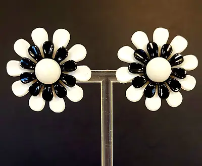 Vintage White & Black Plastic Daisy Flower Earrings Clip On (New Pads) 1980's • $14.96
