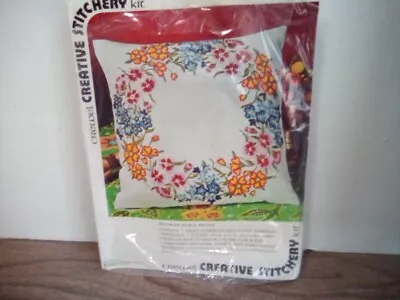 Vtg 70s Vogart Crewel Creative Stitchery Floral Wreath  Pillow Kit • $9.99