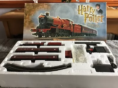 HORNBY Hogwarts  OO GAUGE HARRY POTTER TRAIN SET ☄️CHAMBER OF SECRETS☄️ • £165