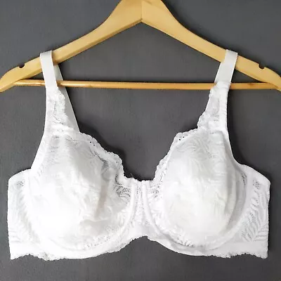 Triumph Bra 18D Formfit White Minimiser Underwire Soft Cup Lace Trim • $18.50