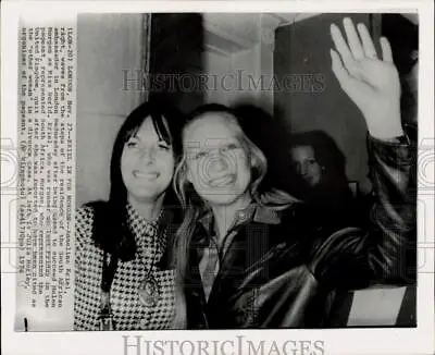 1974 Press Photo Miss World Anneline Kriel And Julia Morlay Wave To London Crowd • $19.99