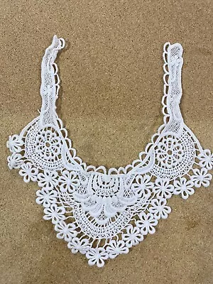 Whit Lace Collar Trimming • £3