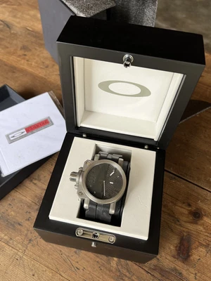 $650 • Buy RARE OAKLEY TITANIUM GEARBOX WATCH Swiss Made W/ Black & Carbon Fiber Split Dial