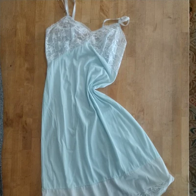 $8.99 • Buy VINTAGE 60s Baby Blue Vanity Fair Nylon FULL SLIP  WOMEN'S  Small 34 