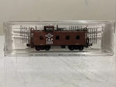 Micro-Trains 100010 - 36’ Riveted Steel Caboose - Texas & Pacific #2525 - N • $14.99