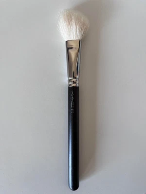 £13.99 • Buy MAC Angled Contour Brush