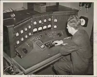 1941 Press Photo Dr. Arthur J. Snell Operating Cyclotron Control Board Illinois • $24.88